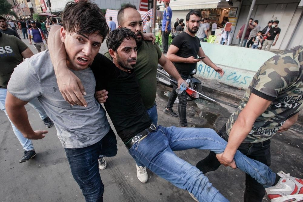 






مصاب محمول بأيدي زملاءه