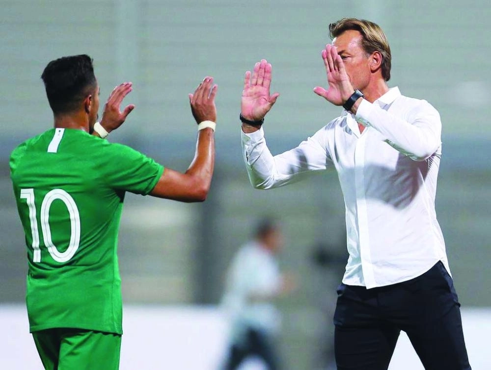 






رينارد هيرفي مهنئا الدوسري بهدفه في المباراة الماضية أمام اليمن                   (مكة)