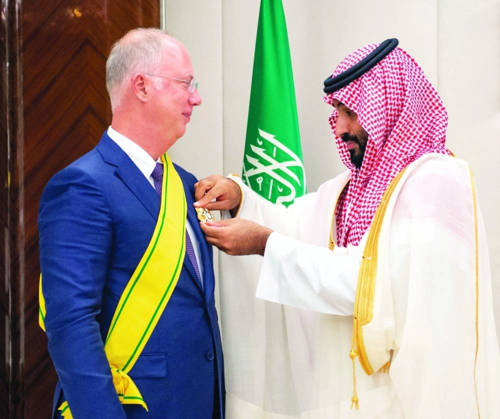 الأمير محمد بن سلمان مقلدا كيريل ديمترييف الوشاح                                                  (واس)