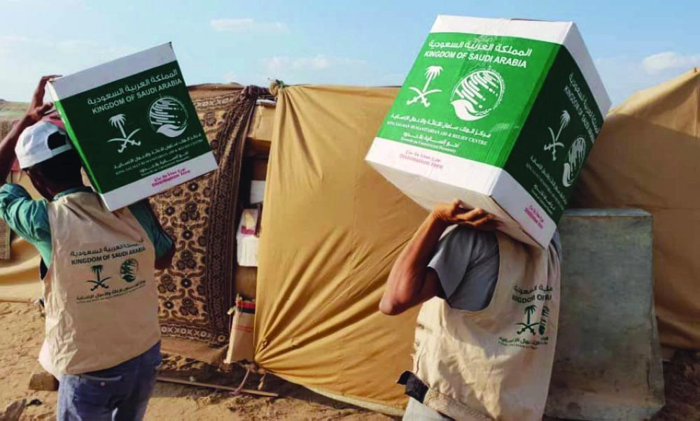 الفريق يحمل المساعدات للمتضررين (واس)