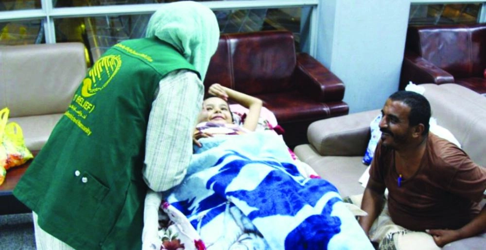 طفلة يمنية نقلت للعلاج في السعودية مع مرافقيها (واس)