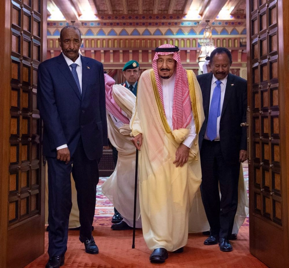 خادم الحرمين الشريفين يستقبل رئيس مجلس السيادة بجمهورية السودان ورئيس مجلس الوزراء السوداني ويقيم مأدبة غداء تكريما لهما