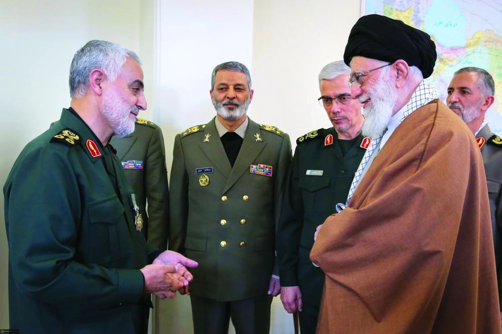 






خامنئي مع الإرهابي قاسم سليماني