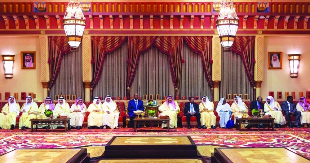 






الملك سلمان خلال استقباله عبدالفتاح البرهان وعبدالله حمدوك أمس في الرياض                                                                                                                        (واس)