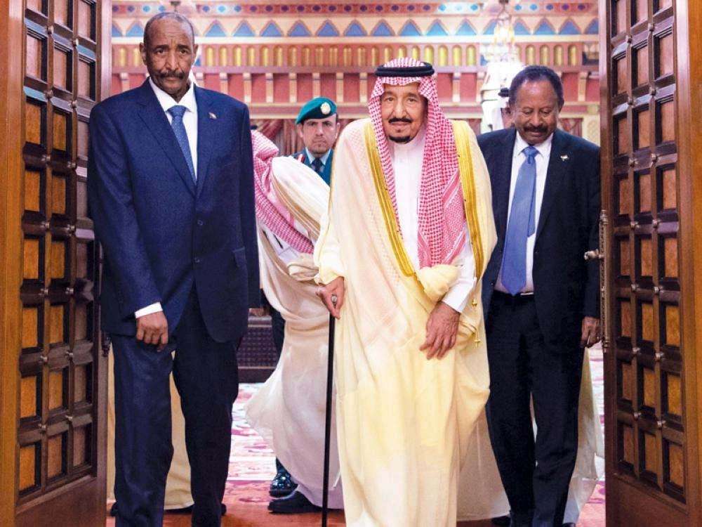 الملك سلمان لدى استقباله أمس عبدالفتاح البرهان وعبدالله حمدوك  (واس)