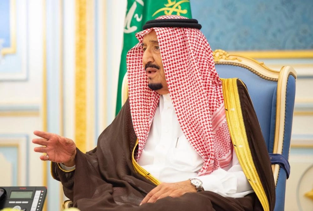 خادم الحرمين الشريفين خلال استقباله الأمراء وجمعا من المواطنين