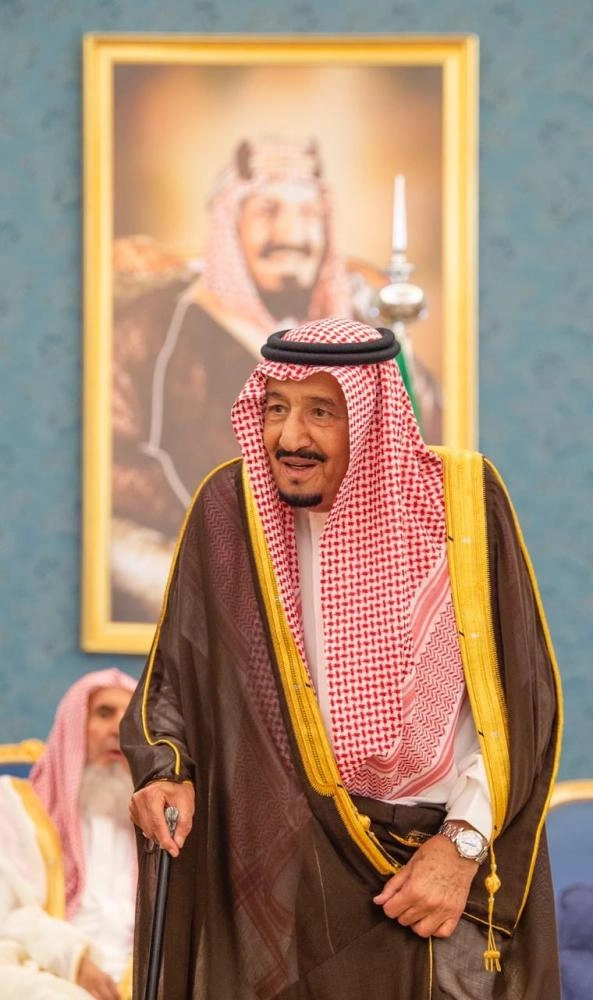 خادم الحرمين الشريفين خلال استقباله الأمراء وجمعا من المواطنين