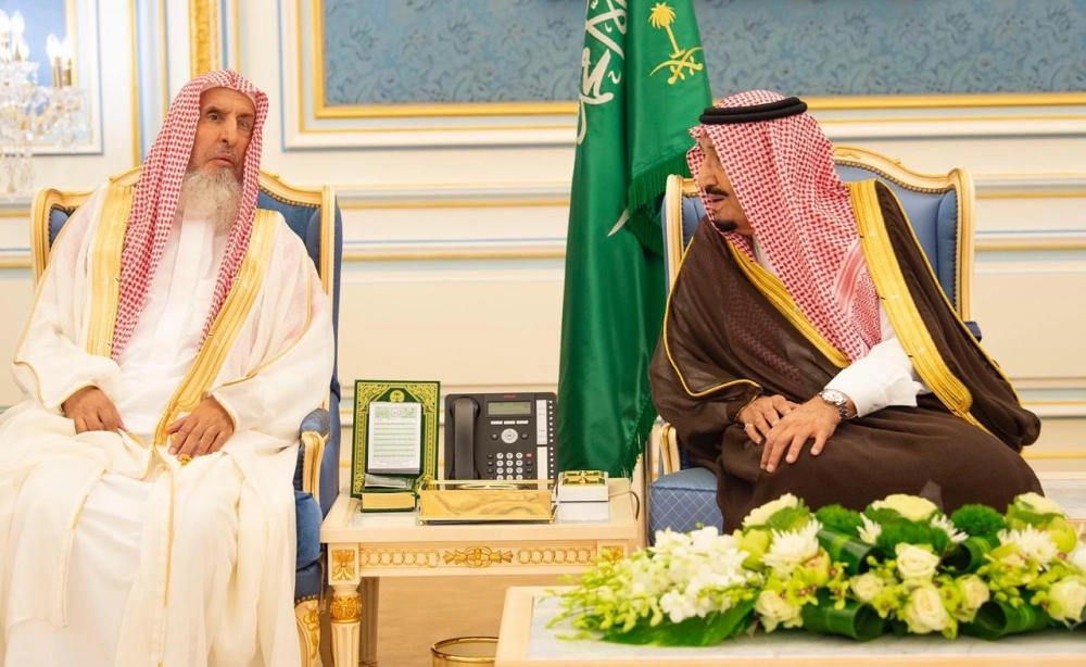 خادم الحرمين الشريفين خلال استقباله الأمراء وجمعا من المواطنين