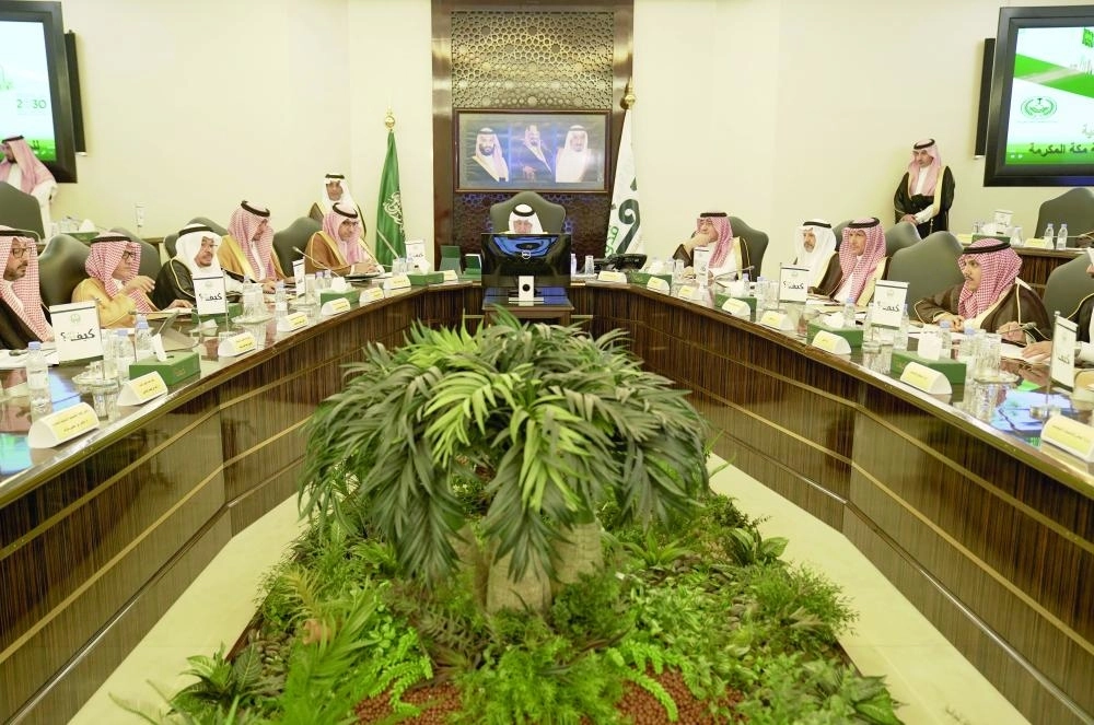 خالد الفيصل لدى ترؤسه الاجتماع (مكة)