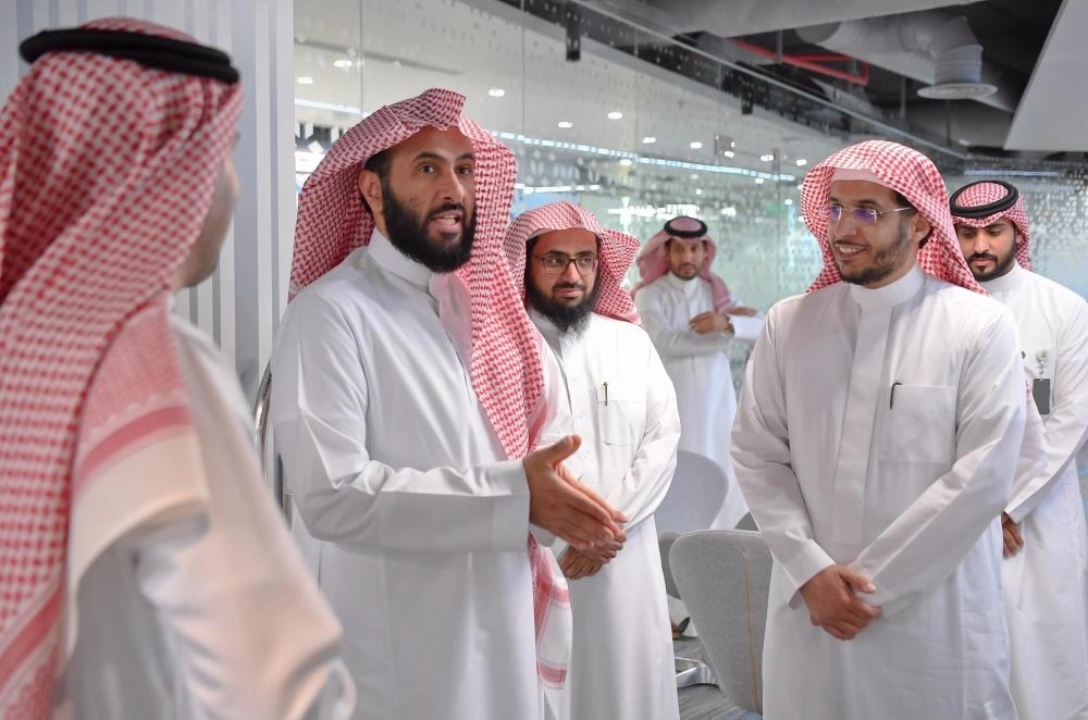 وليد الصمعاني مطلعا على أعمال الإدارة                                               (مكة)