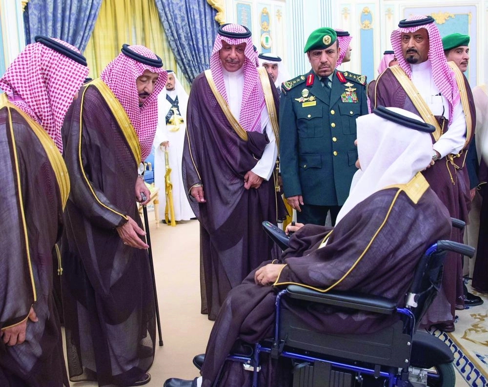 






الملك سلمان لدى استقباله الأمراء والمفتي والعلماء ومواطنين في الرياض أمس                                                                                                                                          (واس)