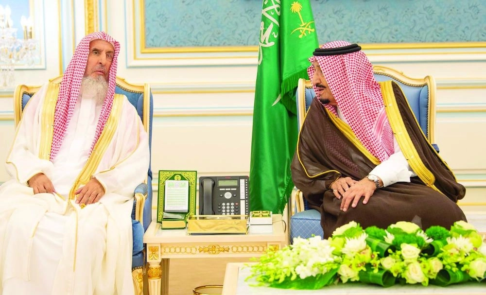 الملك سلمان لدى استقباله الأمراء والمفتي والعلماء ومواطنين أمس (واس) 
