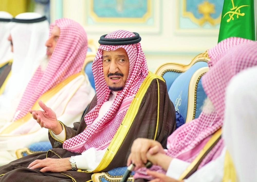 الملك سلمان لدى استقباله الأمراء والمفتي والعلماء ومواطنين أمس (واس) 