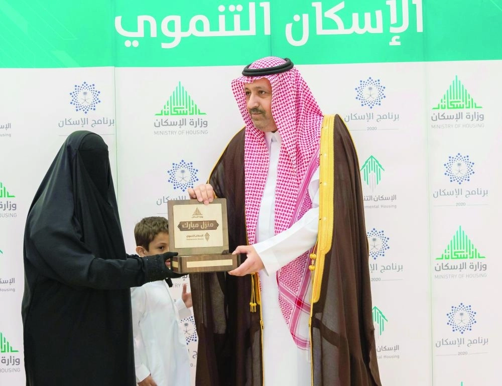 



حسام بن سعود خلال تسليم الوحدات السكنية                                          (واس)