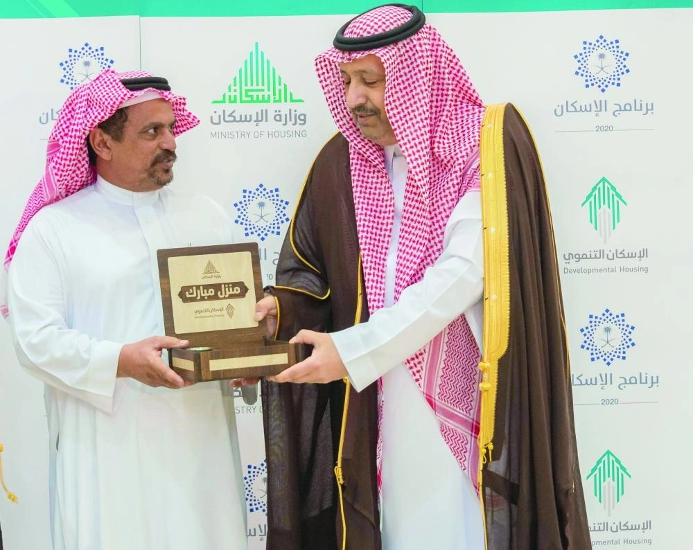 حسام بن سعود خلال تسليم الوحدات السكنية (واس)