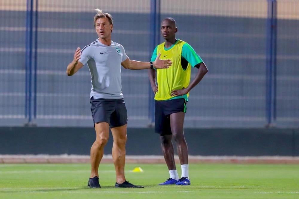 






هيرفي يوجه المدافع مادو خلال التدريبات       (مكة)