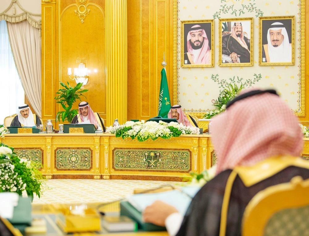 






الملك سلمان لدى ترؤسه جلسة مجلس الوزراء في قصر اليمامة بالرياض أمس                                         (واس)