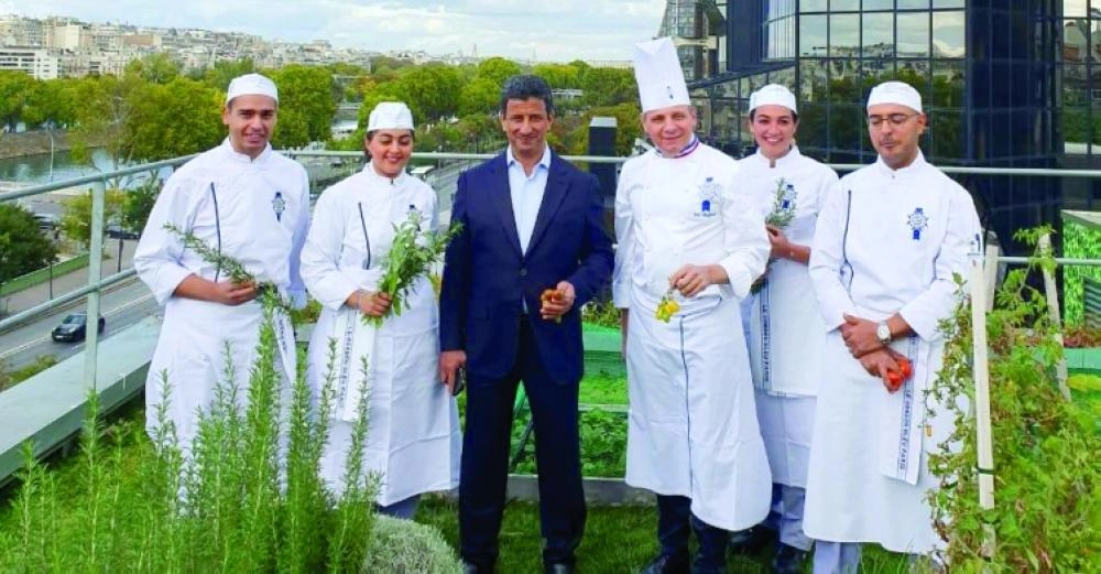 أحمد الخطيب خلال زيارة المعهد في باريس                      (مكة)