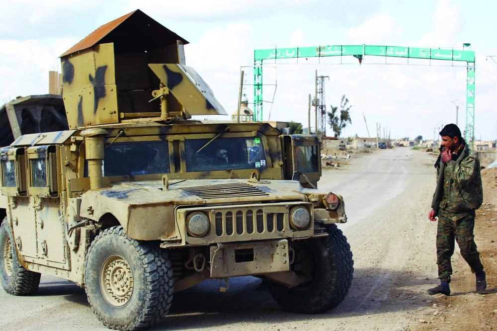 مقاتلو قسد خلال دوريات بقرية باغهوس في وقت سابق  ( د ب أ )