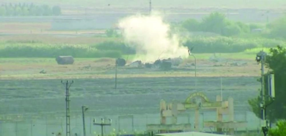 دخان يتصاعد من موقع انفجار في بلدة تل أبيض (مكة)