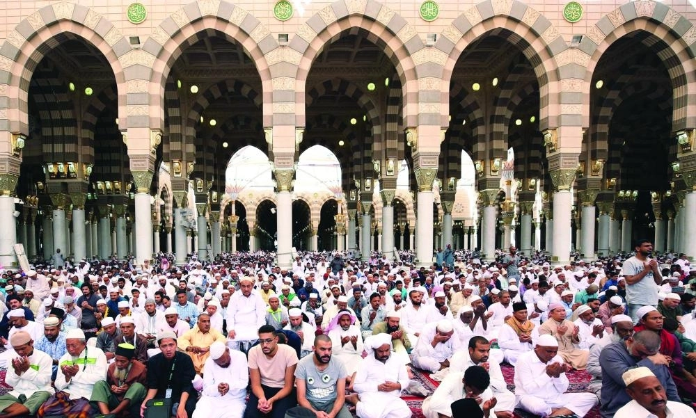 






مصلون في رحاب المسجد النبوي            (واس)