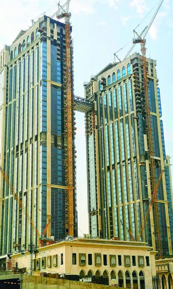 المصلى المعلق بين البرجين                                                                      (أنس الحارثي)