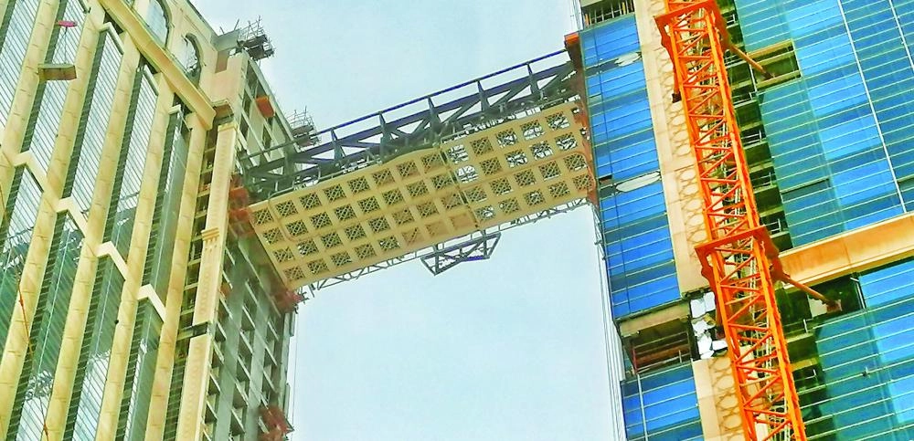 المصلى المعلق بين البرجين                                                                     (أنس الحارثي)