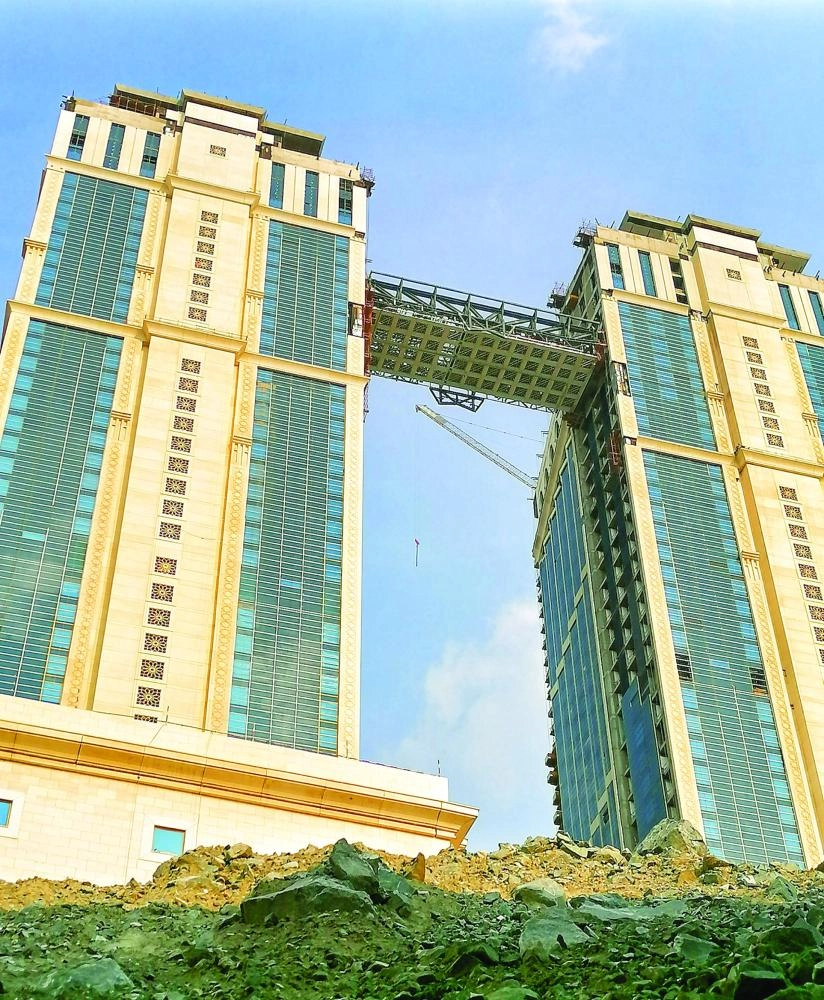 المصلى المعلق بين البرجين                                                                   (أنس الحارثي)