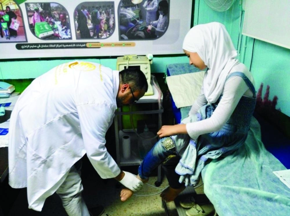 الفريق الطبي يتابع حالات اللاجئين (واس)