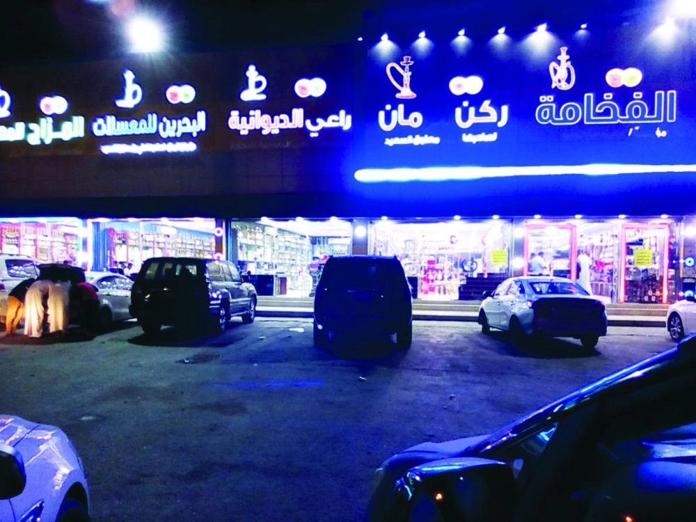 أحد محلات بيع مستلزمات الشيشة بالدمام