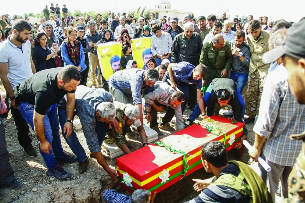 سوريون خلال تشييع ودفن مدنيين قتلوا جراء العدوان التركي (د ب أ)