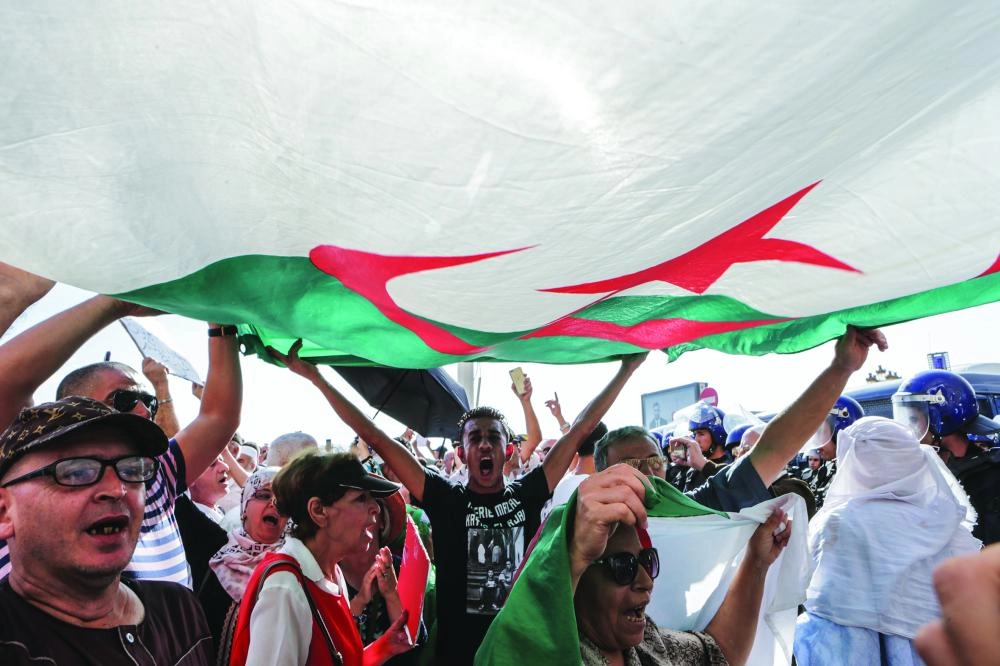 جزائريون يحتجون على قانون المحروقات (د ب أ)