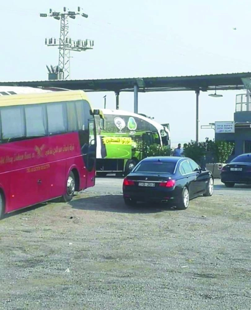 






حافلة الأخضر بمعبر الأردن متجهة لرام الله