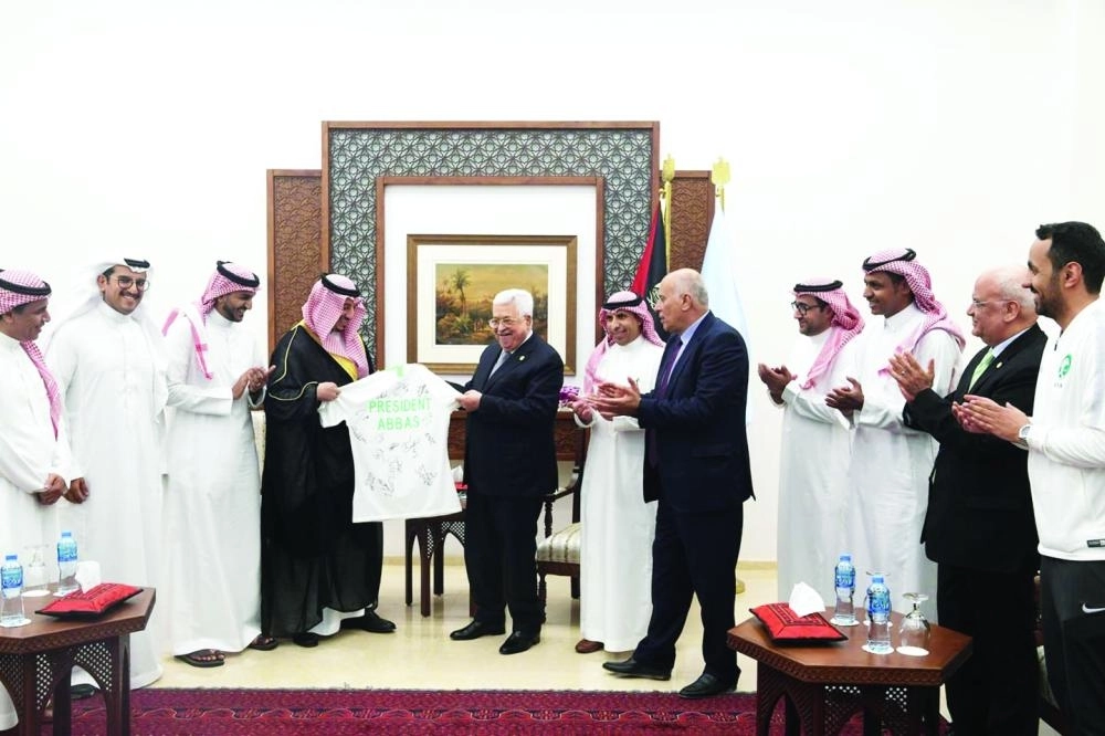 بعثة السعودية تهدي الرئيس الفلسطيني محمود عباس قميص المنتخب (د ب أ)