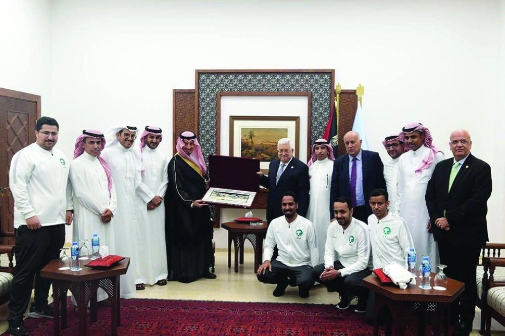 محمود عباس مستقبلا رئيس وأعضاء الاتحاد السعودي لكرة القدم