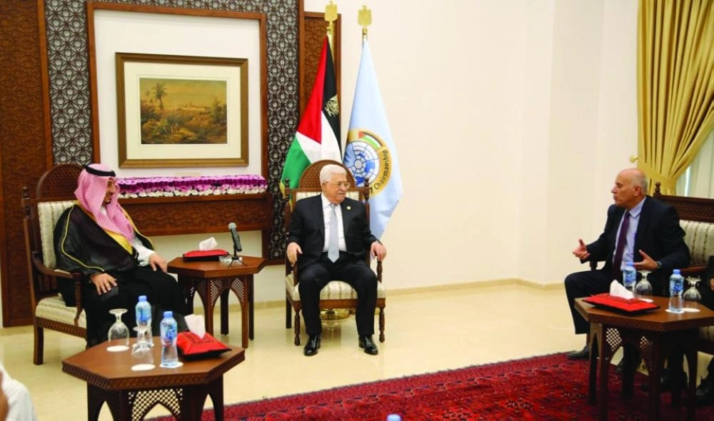     الرئيس الفلسطيني يتوسط المسحل والرجوب (الاتحاد الفلسطيني)


