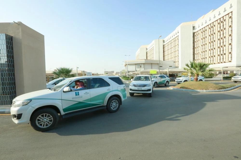 






مركبات الفرق التفتيشية أثناء مغادرتها مقر وزارة التجارة والاستثمار     (مكة)