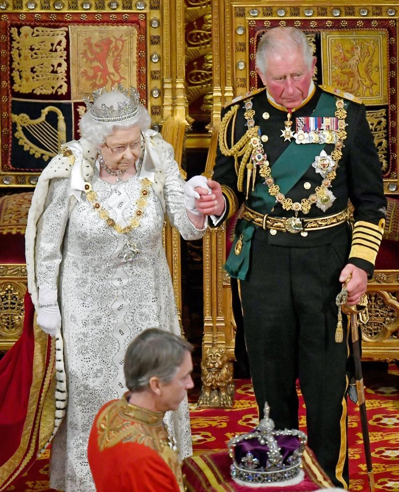 






الملكة إليزابيث في البرلمان             (د ب أ)