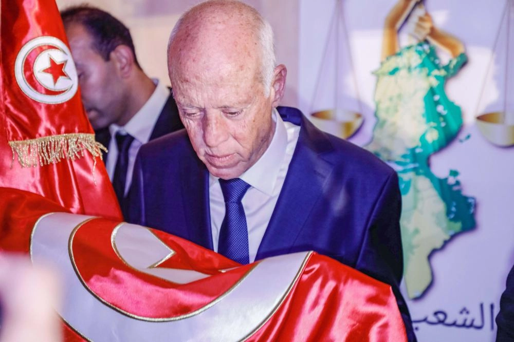 






قيس سعيد يقبل العلم التونسي                                    (د ب أ)