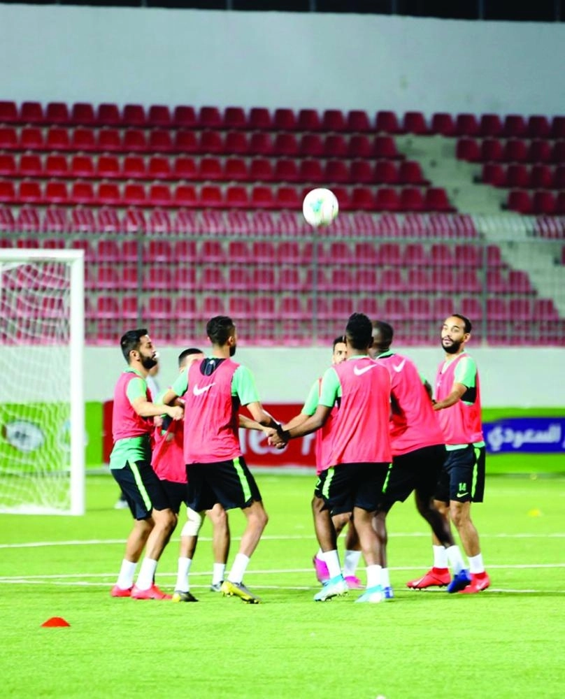 






 .. ومجموعة أخرى تنفذ توجيهات المدرب