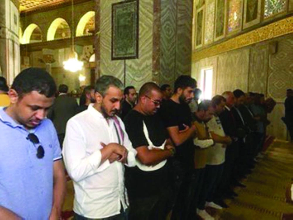 زيارة وفد الاتحاد السعودي لكرة القدم للمسجد الأقصى وأداء صلاة الظهر فيه                                             (الاتحاد السعودي)