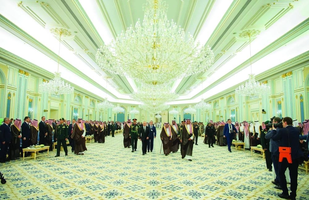 






خادم الحرمين مستقبلا الرئيس الروسي في قصر اليمامة بالرياض أمس                                                                                                                                       (واس) 