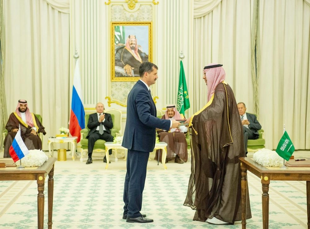 الملك سلمان وبوتين خلال توقيع وتبادل مذكرات التفاهم بين البلدين (واس) 