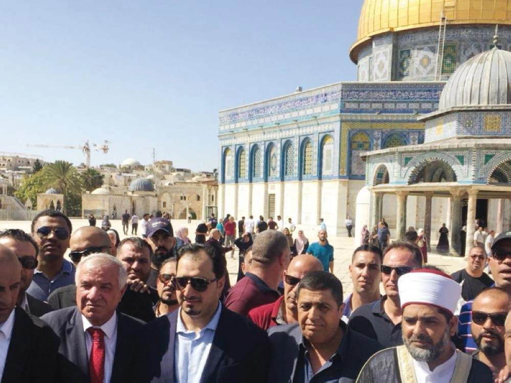 زيارة وفد الاتحاد السعودي لكرة القدم للمسجد الأقصى وأداء صلاة الظهر فيه                                             (الاتحاد السعودي)