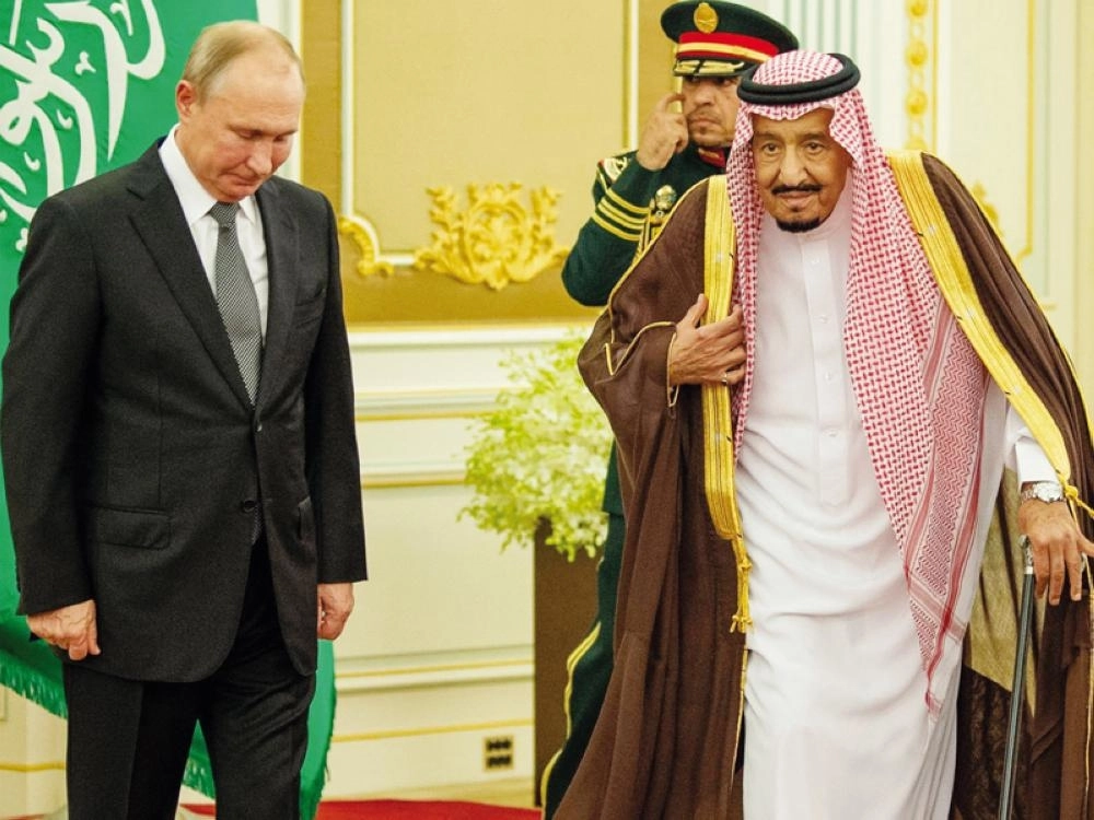 خادم الحرمين مستقبلا الرئيس الروسي في قصر اليمامة بالرياض أمس  (واس)