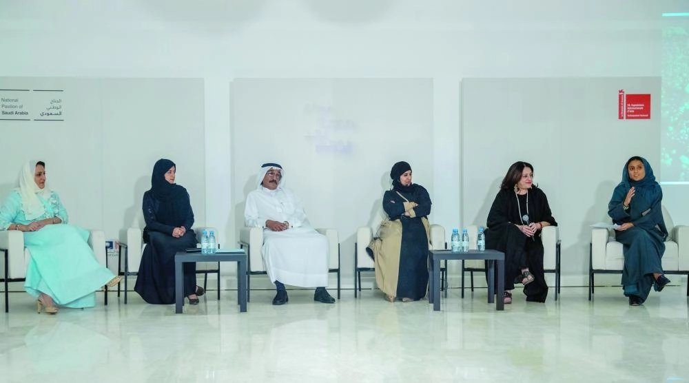 
من الجلسة الحوارية (مكة)
