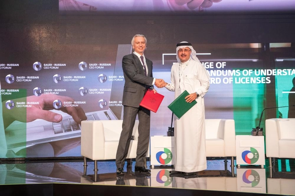 






الناصر خلال مراسم التوقيع           (أرامكو)