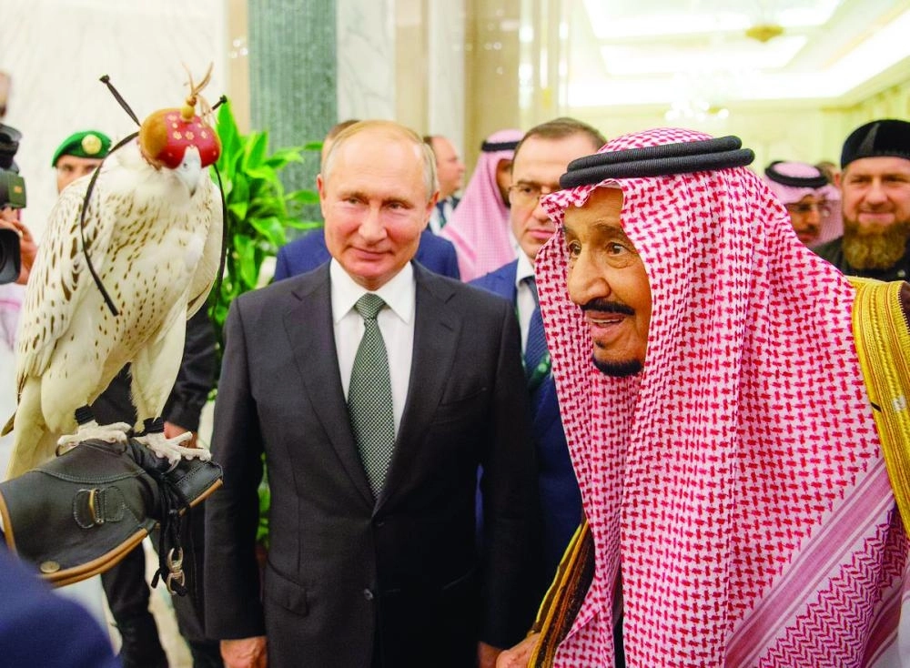 






.. ويطلعه على «الجنبية» التي يتزين بها «الخويا»                                        (بندر الجلعود)