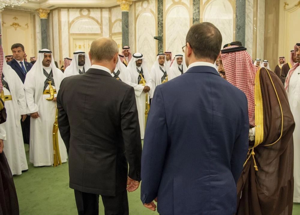 خادم الحرمين والرئيس الروسي أمام "لخويا" خلال مراسم الاستقبال (بندر الجلعود)