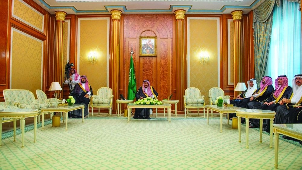 الملك سلمان خلال أداء سلطان بن أحمد القسم          (واس)              